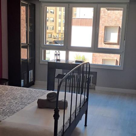 Appartement Habitación céntrica enorme parking privado desayuno baño privado à Oviede Extérieur photo